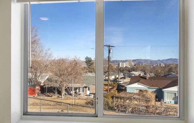 Building Photo - 3 Bed/2.5 Bath House w/ Yard Close to UNR