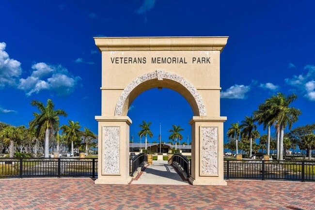 Building Photo - 1531 SE Royal Green Cir