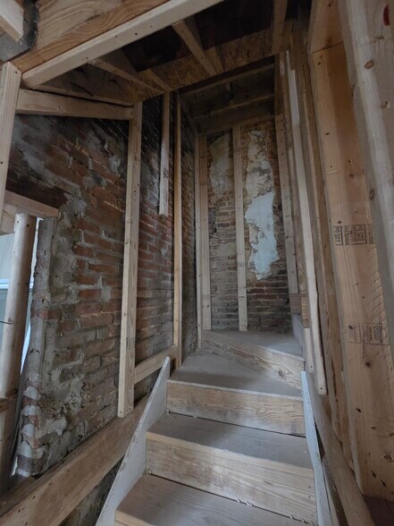 Building Photo - 914 Tyson St