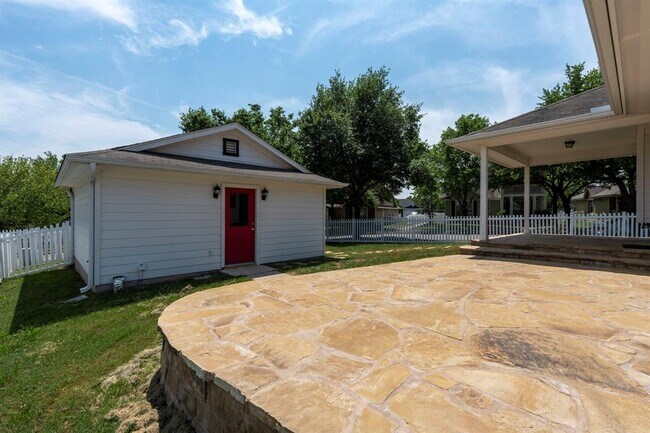 Building Photo - 112 Steele