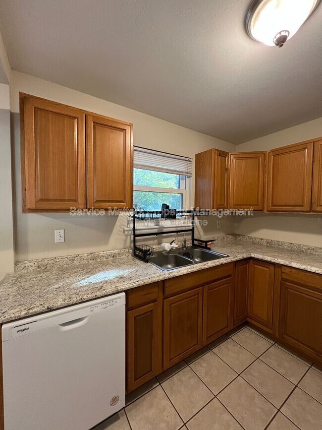 Building Photo - 303 Newcastle Dr