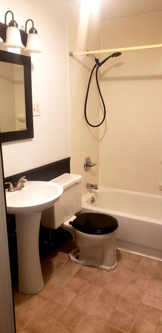Building Photo - 3 bedroom, 1 bath Home: Located in Elletts...