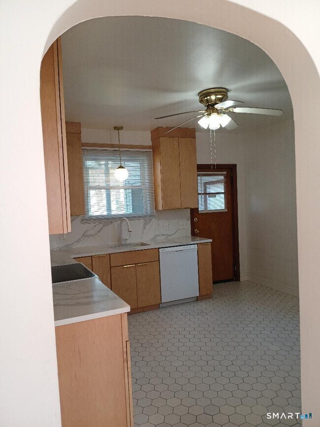 Building Photo - 16 Church St