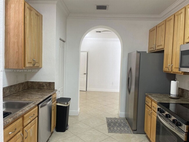 Building Photo - 3725 NE 10th Ct