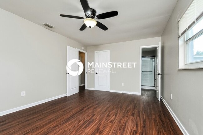 Building Photo - 4 Bedroom Pet-Friendly Home in Lakeland, FL with Main Street Renewal