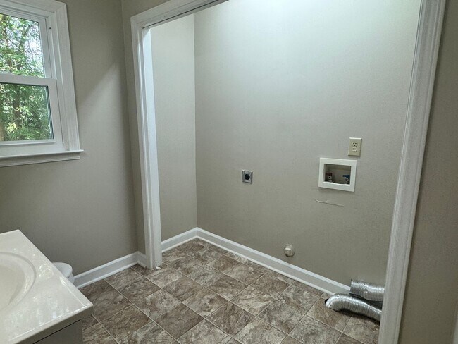 Building Photo - 744 Crescent Dr
