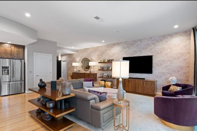 Building Photo - Centerpointe- Urban luxury living!!