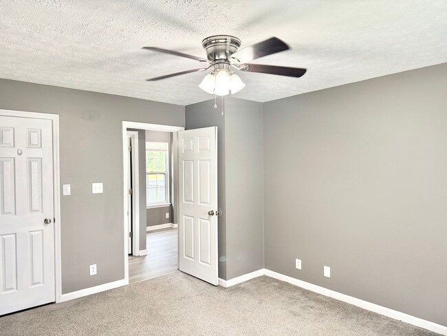 Building Photo - Three Bedroom Close to Ft. Campbell