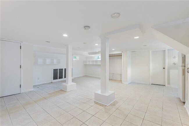 Building Photo - 727 Pelhamdale Ave