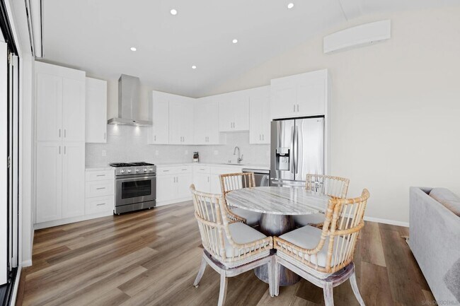 Building Photo - 1305 Blue Sky Dr