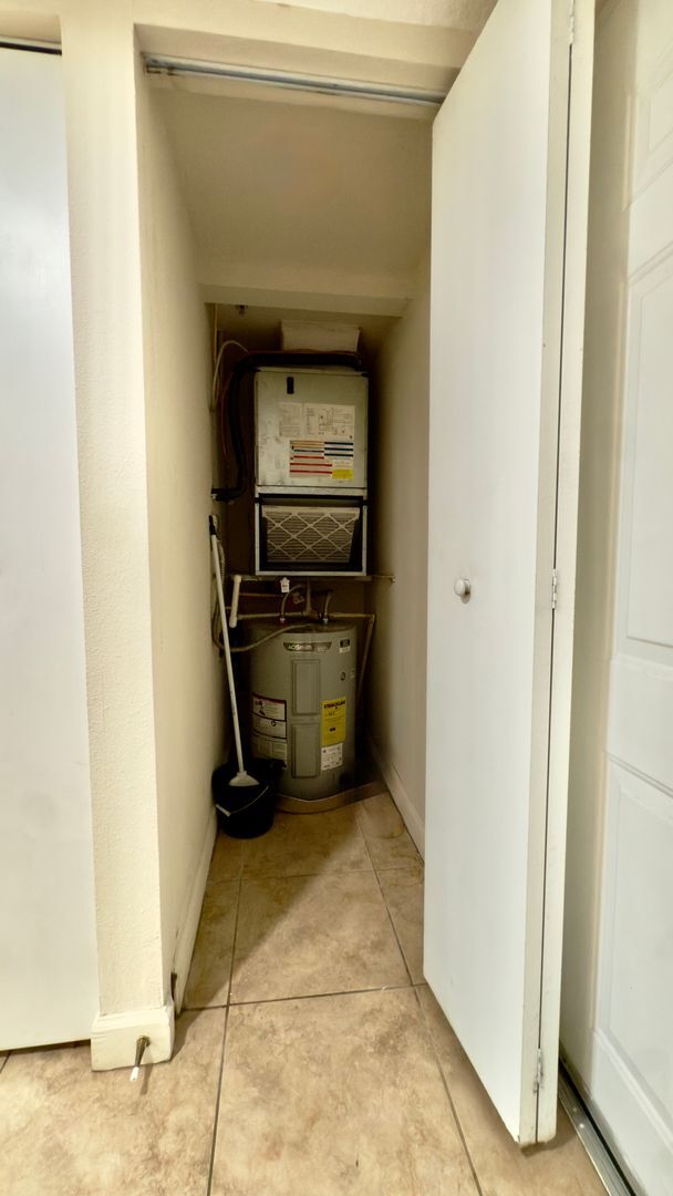 Building Photo - Beachside One Bedroom Condo with Parking a...
