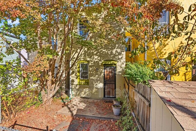 Building Photo - 1309 Emerald St NE