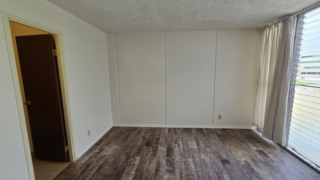 Building Photo - Newly Updated 1 Bedroom 1 Bath Apartment i...