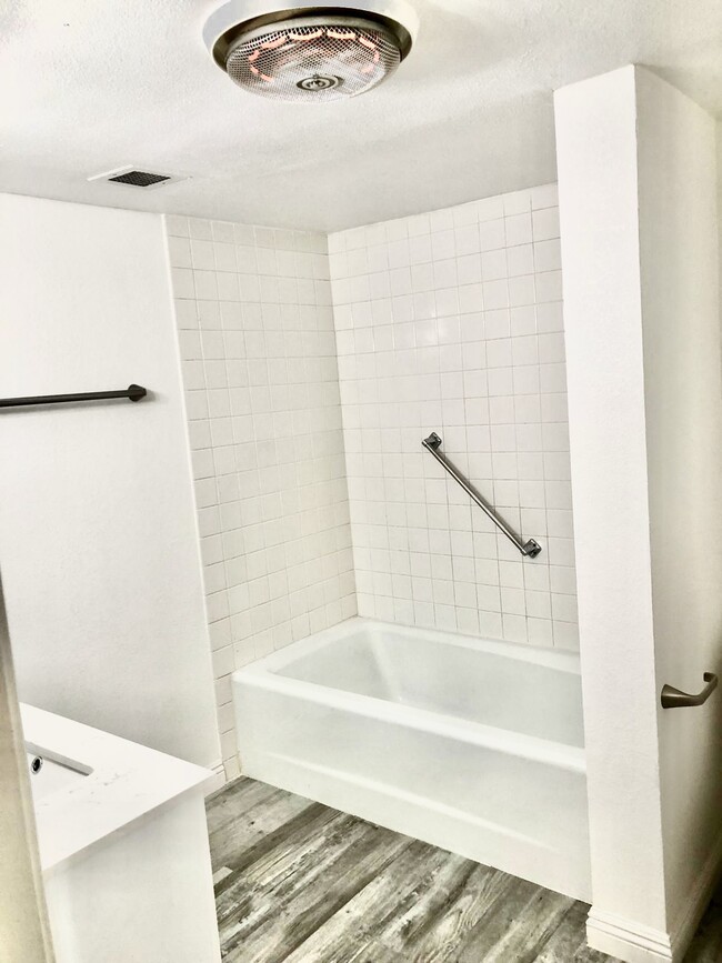 Bathtub - 205 E Harmon Ave