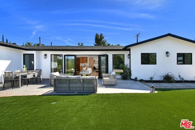 Building Photo - 26065 Farmfield Rd