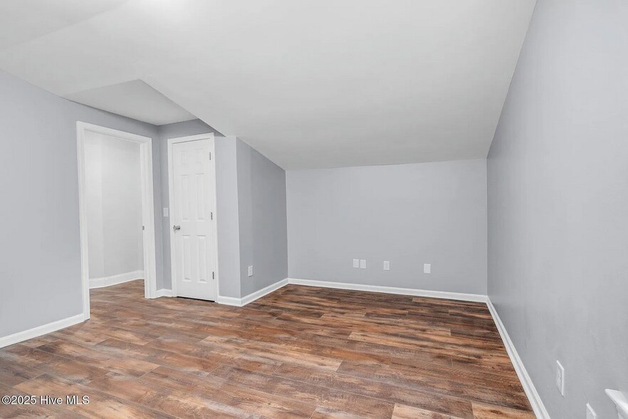 Building Photo - Room in House on Sara Dr