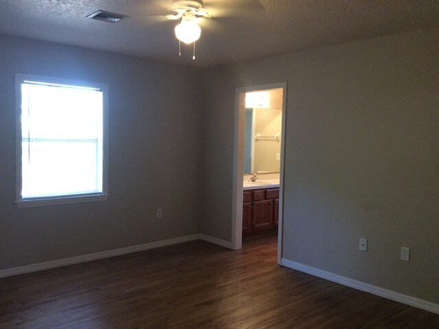 Building Photo - 1004 Lantana Dr