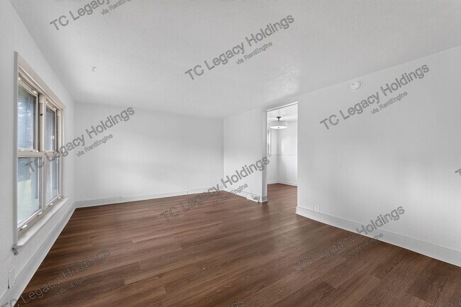 Building Photo - 649 Maple St