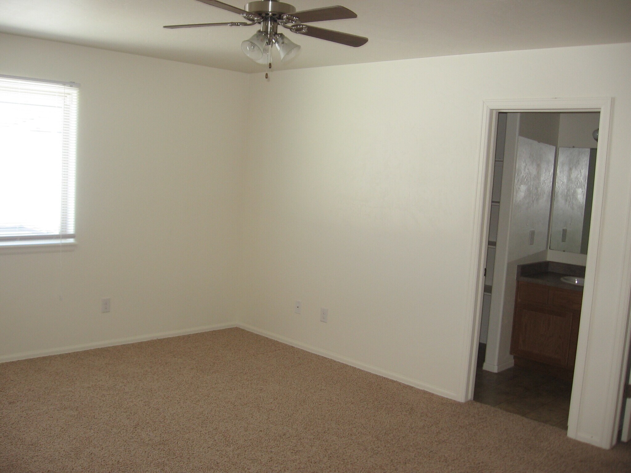 Building Photo - 652 1/2 Serenity Ln