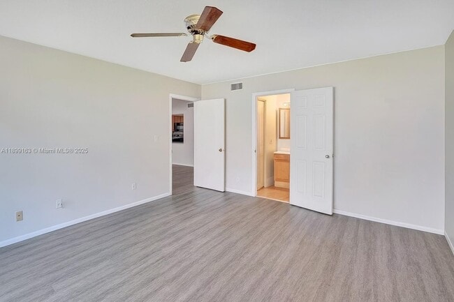 Building Photo - 311 W Laurel Dr