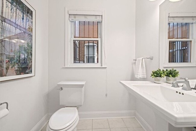 Building Photo - Gorgeous, Spacious 4BR with Updated Kitche...
