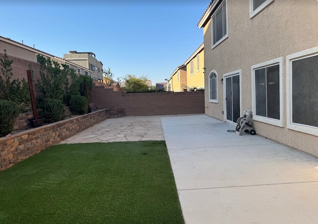 Building Photo - Large Stunning 5 Bedroom Home in the South...