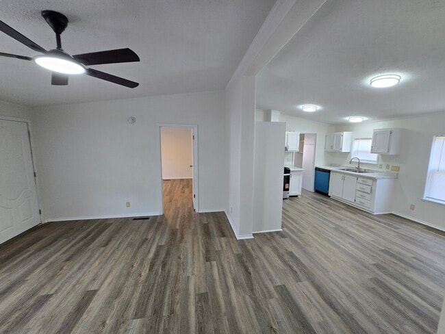 Building Photo - 916 W 65th St S