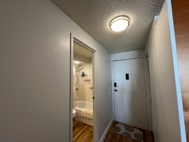 Building Photo - Kewalo Gardens 1 bedroom, 1 bath unit w/ 1...