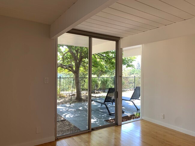 Building Photo - 5559 Greenridge Rd