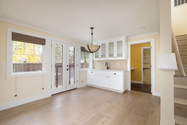 Building Photo - Remodeled & Charming 4 bed/3 bath w/ Yard and Hot Tub