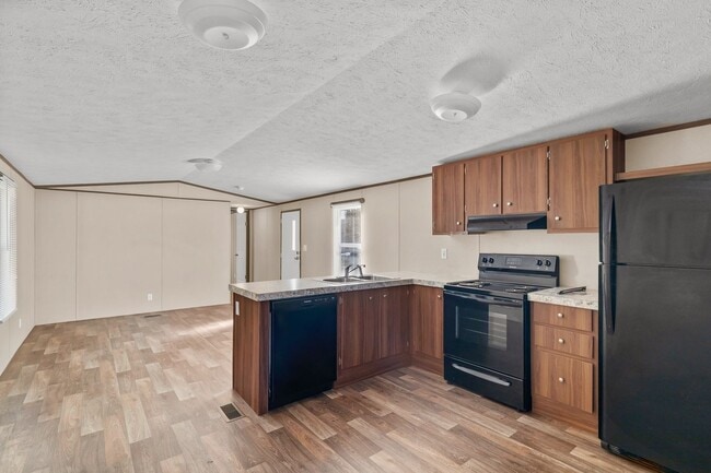 Building Photo - 2 Bedroom, 2 Bathroom Home