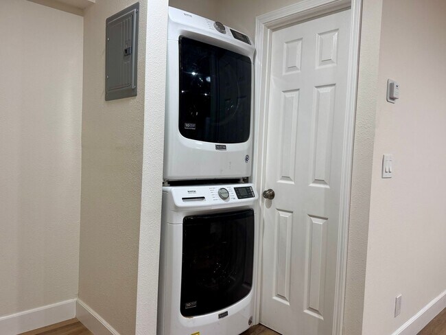 Building Photo - 310 Hansbery Way