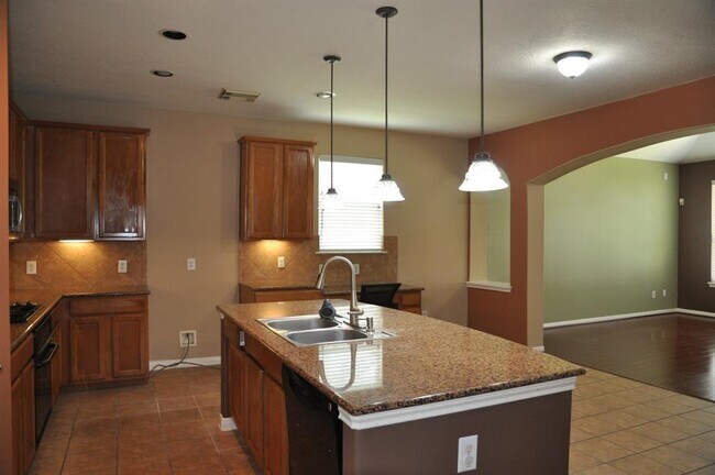 Building Photo - 2222 Drake Falls Dr