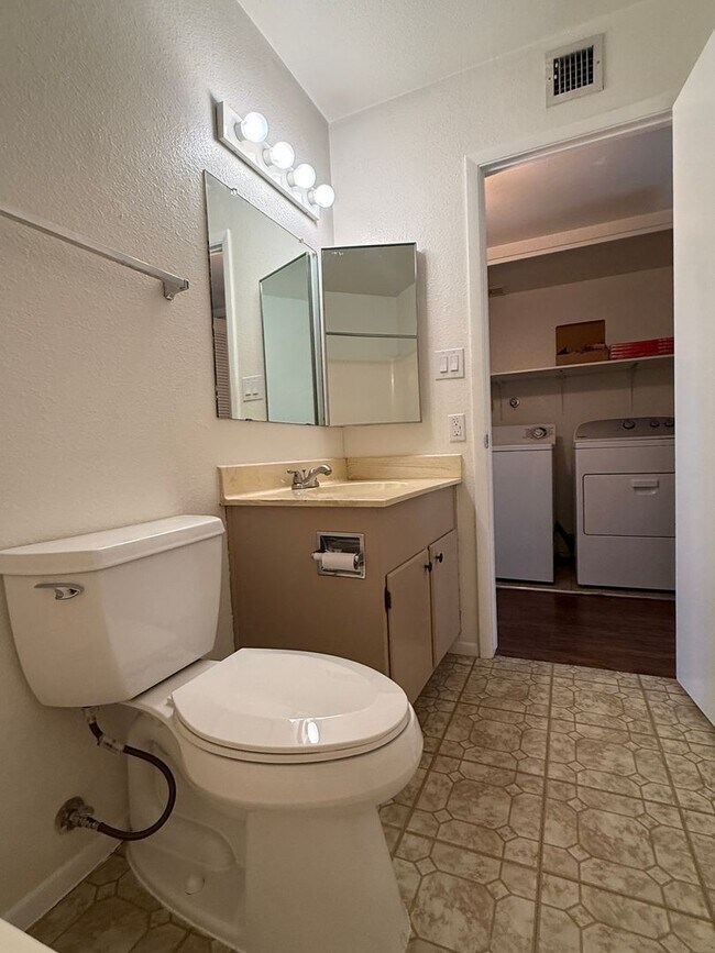 Building Photo - Tempe, Guadalupe and Rural, 2 bed 2 bath single story end unit