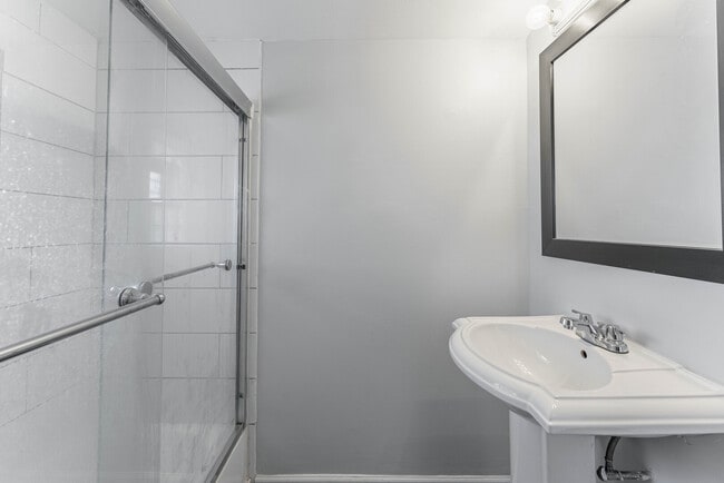 Building Photo - 2116 S 21st Ave