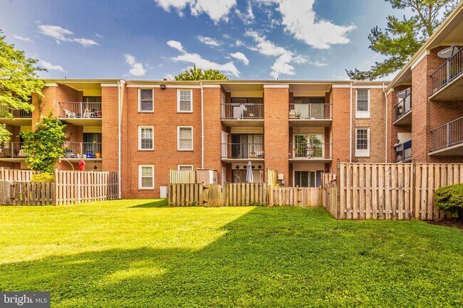 Building Photo - 826 Quince Orchard Blvd
