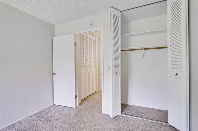 Building Photo - Top Floor Unit - Balcony - Elevator Access - Community Pool & Tennis Court