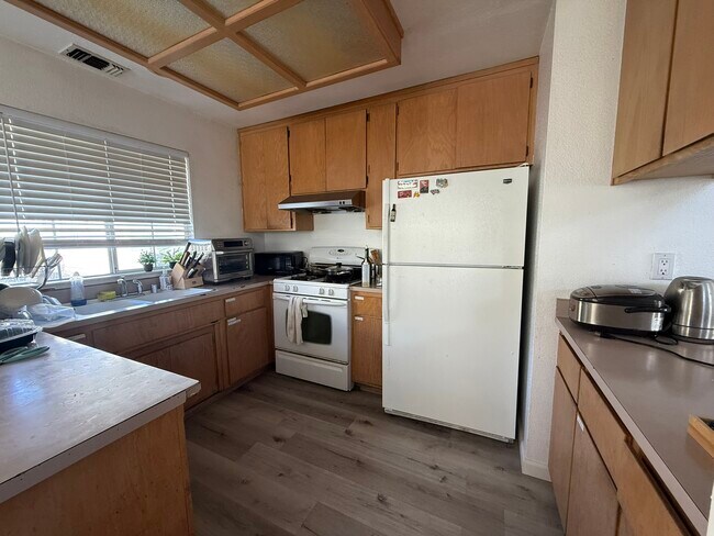 Building Photo - 2802 Sycamore Ln