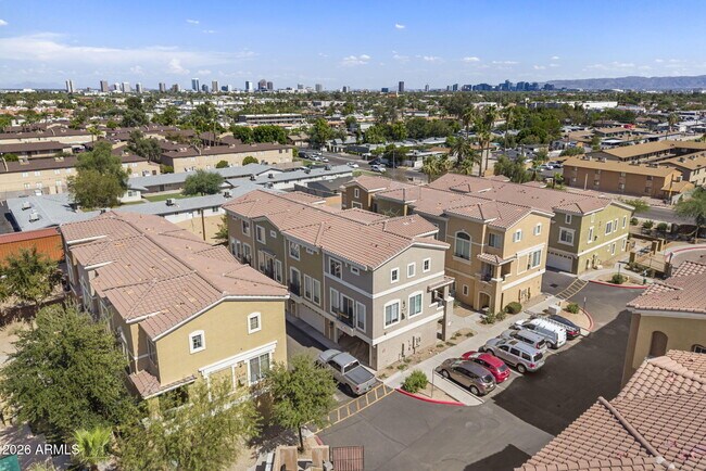 Building Photo - 2450 W Glenrosa Ave