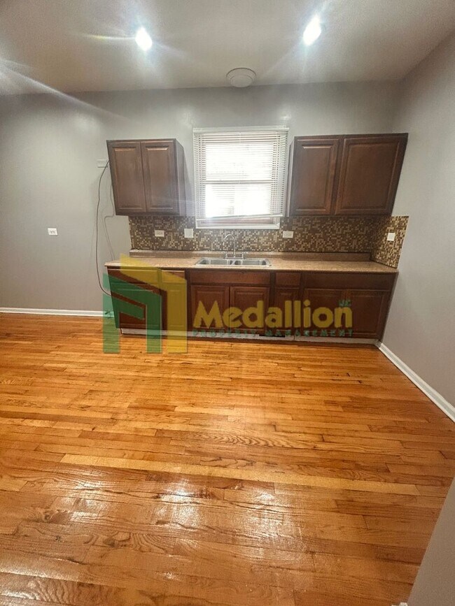 Building Photo - 5954 S Maplewood Ave