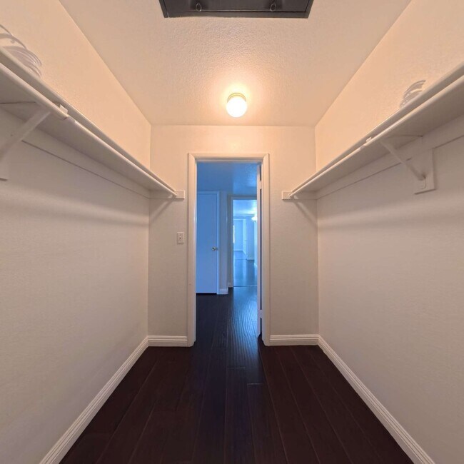 Building Photo - 3 Bedroom | 2nd Floor | Laminate Floors | Gated Community