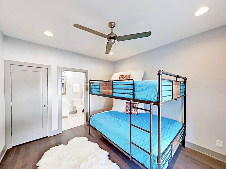 Building Photo - 2125 8th Ave S