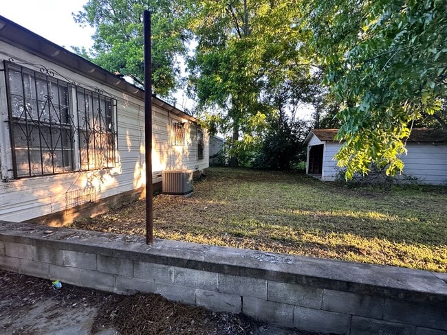 Building Photo - 3 bed/2bath with W/D connections and 2 garages