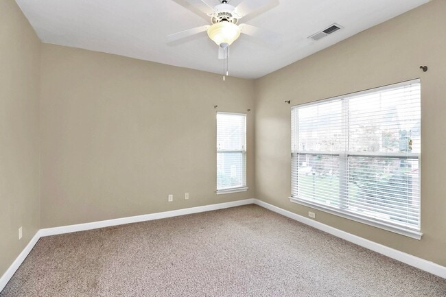Building Photo - Beautiful End-Unit Townhome on a Prime Location!