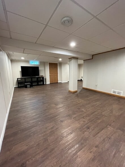 Building Photo - 122 N Kenosha Dr