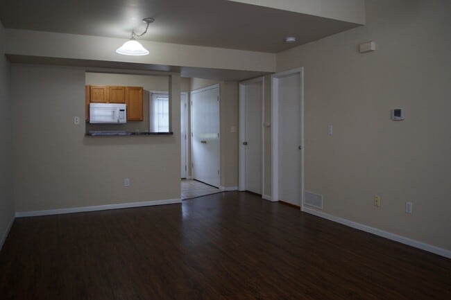 Building Photo - Nice 4 Bed 3 Bath Duplex!