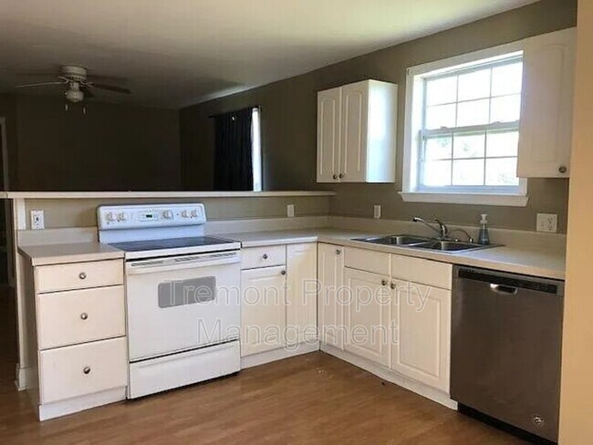 Building Photo - 108 Lawn St