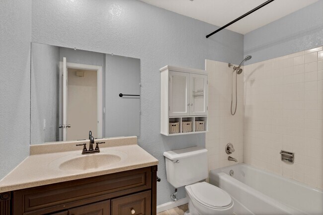 Building Photo - 3020 Avondale Dr