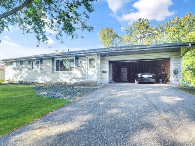 Building Photo - 3 bed Rambler on huge lot