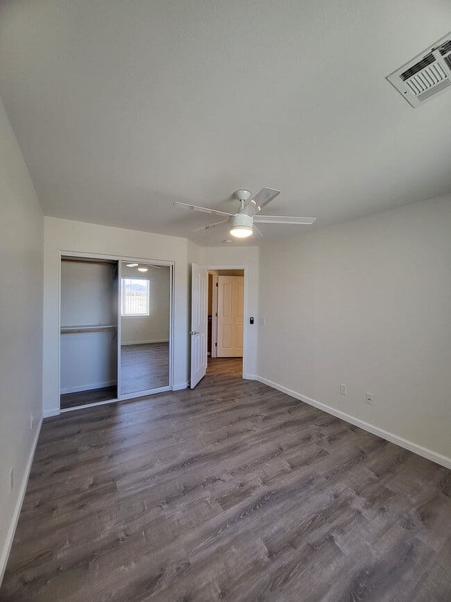 Building Photo - GOLDEN SPRINGS RANCH U8 - W. Betty Avenue